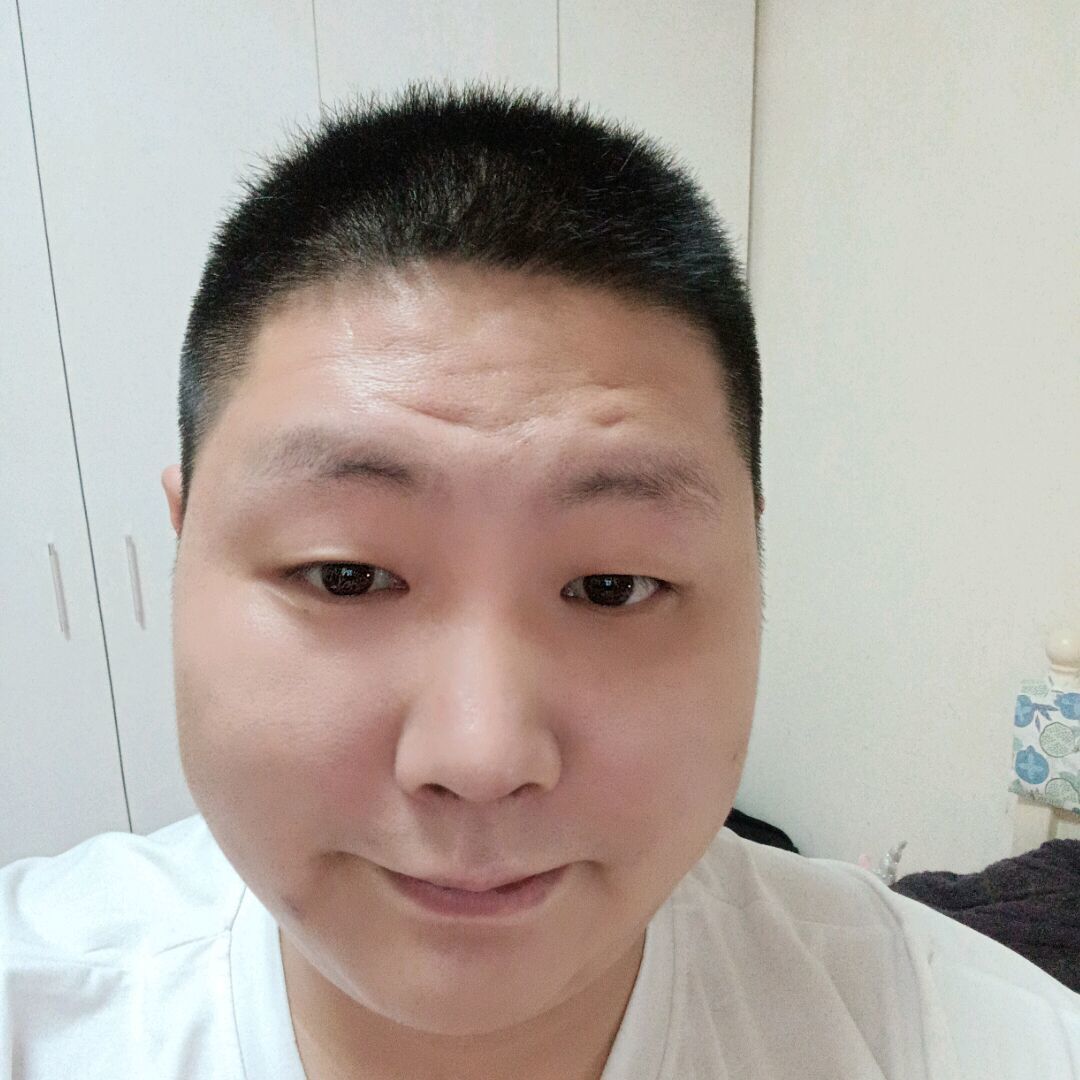 抽屉浅吻俊逸的照片