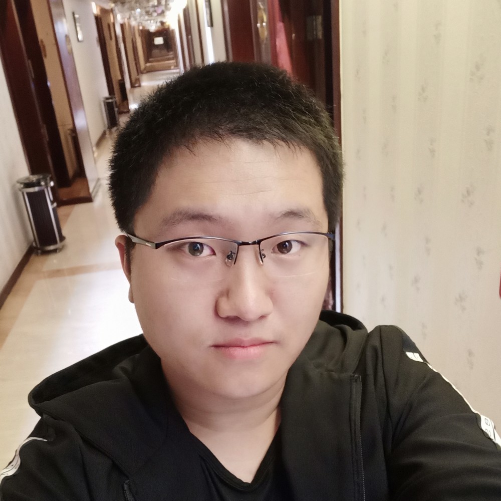 贪玩倾心金鱼的照片