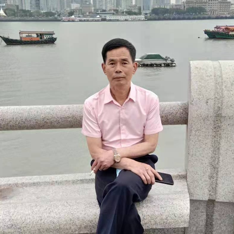 一个人浅吻水杯的照片