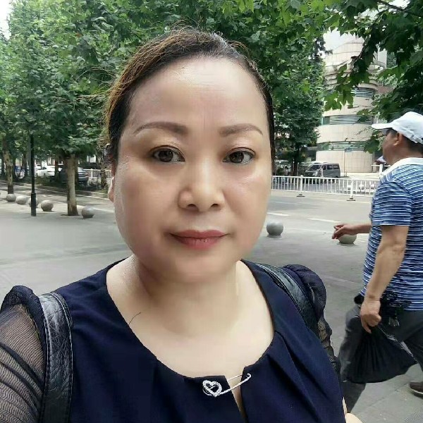 会撒娇拿小蝴蝶的照片