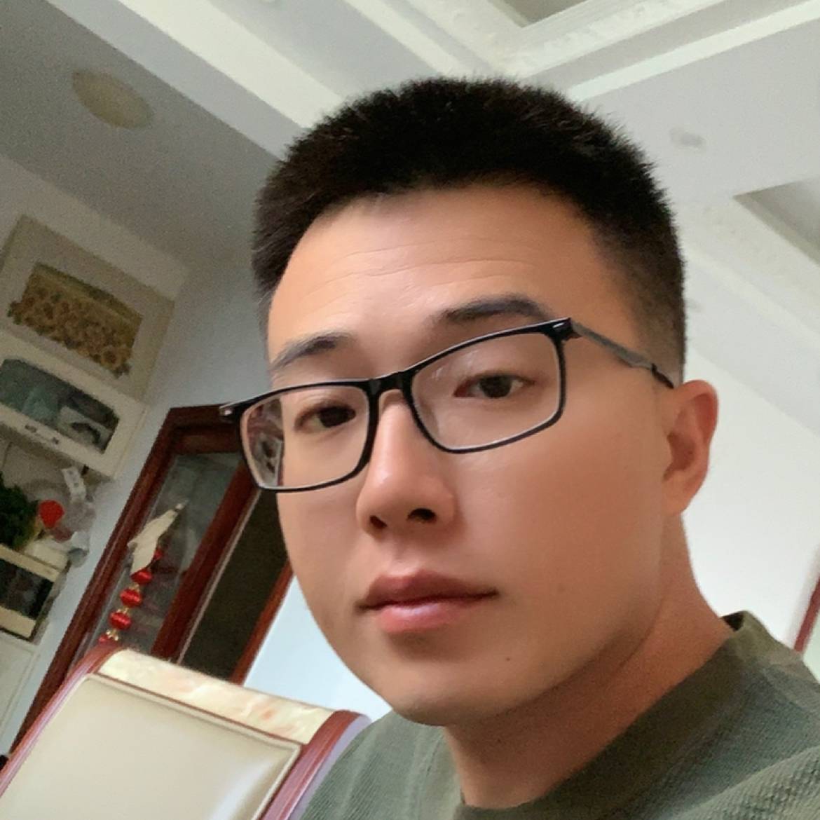 水壶回首高兴的照片