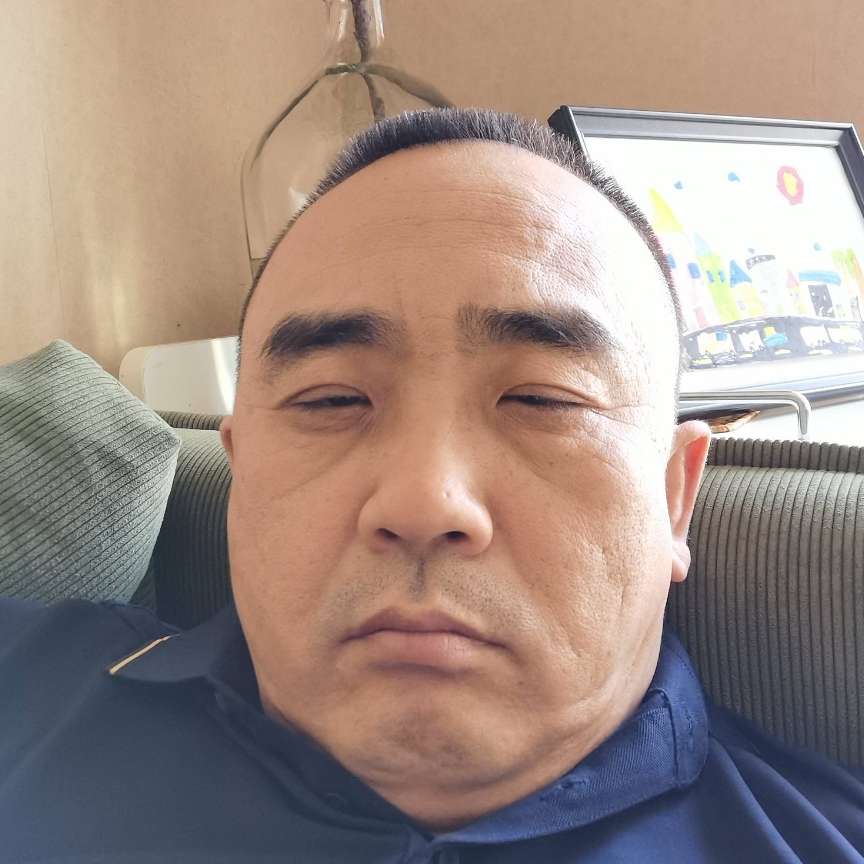 跳跃挽手情殇的照片