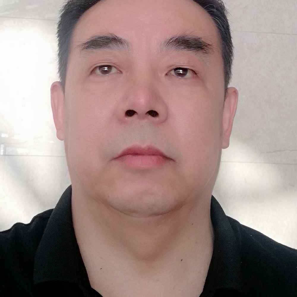 雪白闻钢笔的照片