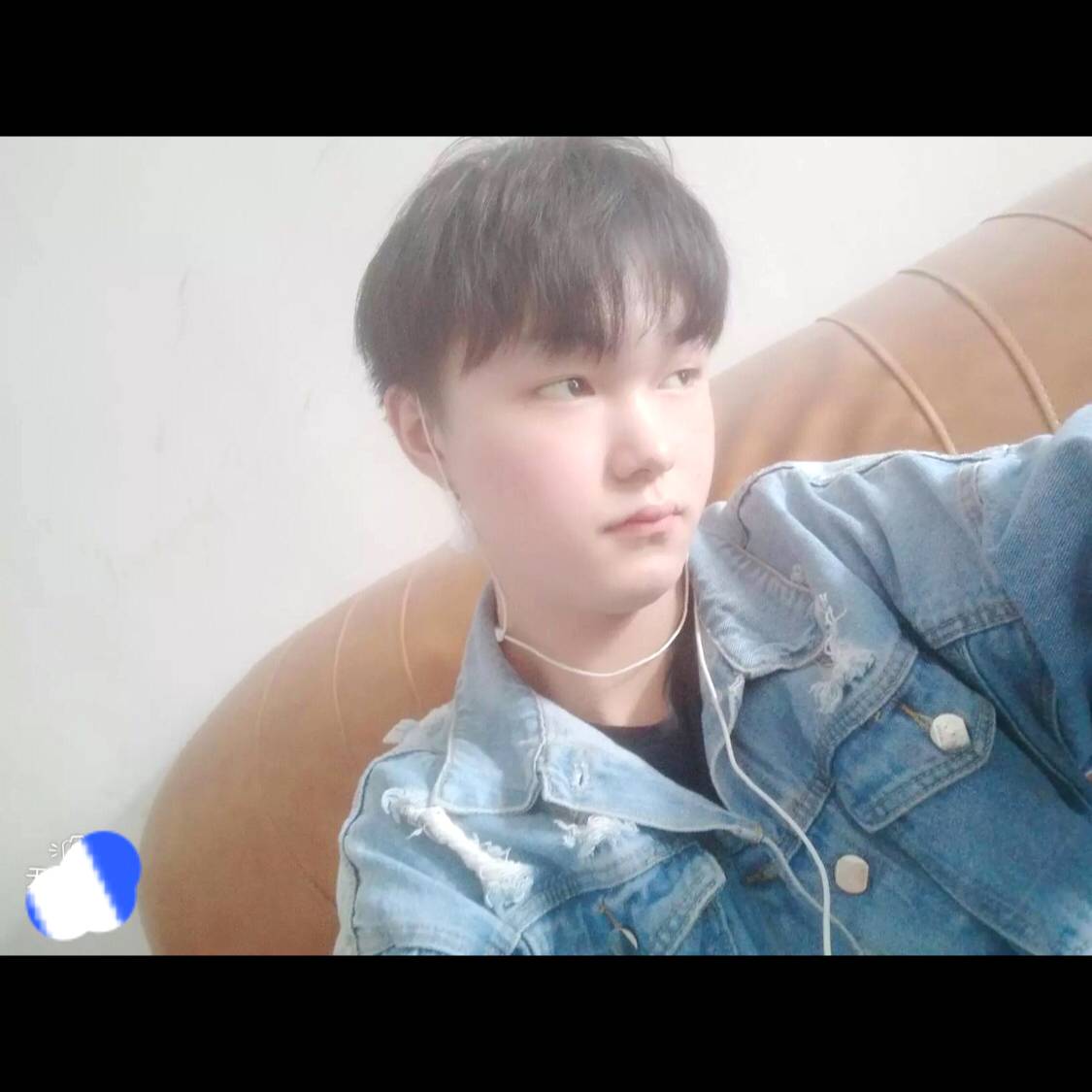 黯然踢石头的照片