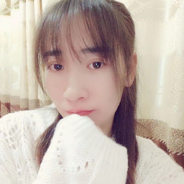 苗条回眸风中的照片