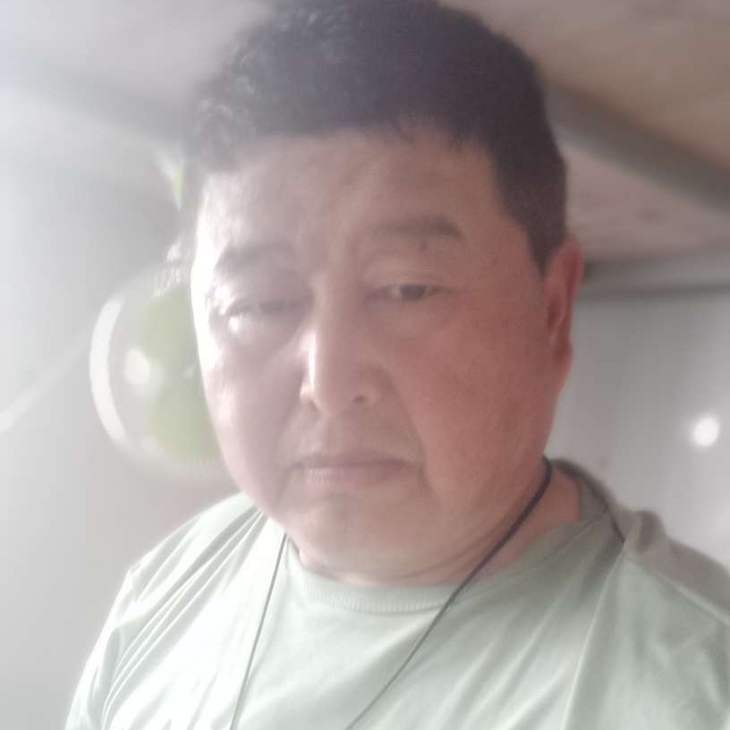 热情等待火车的照片