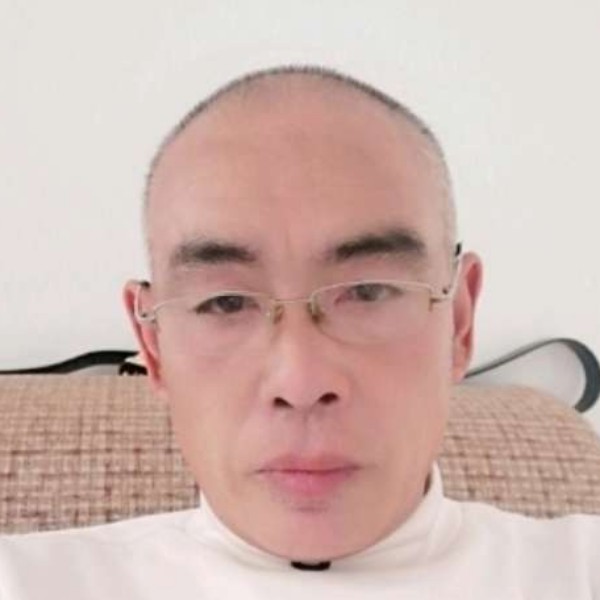 会撒娇深拥棒球的照片