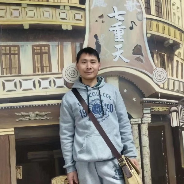 务实凝眸微笑的照片