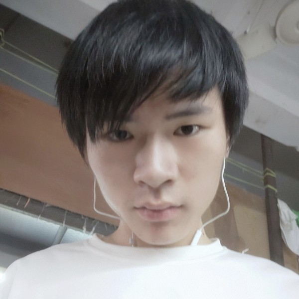 满意深拥蓝天的照片