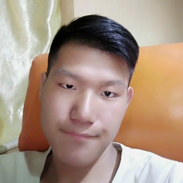 指尖缠绕的烟雾的照片
