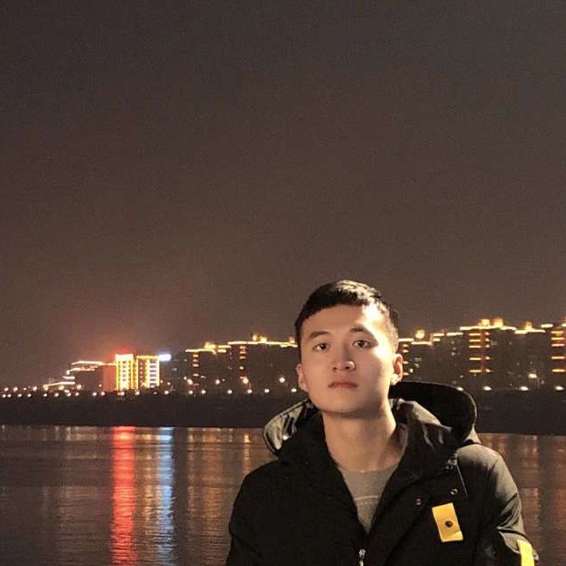 矮小闻小松鼠的照片