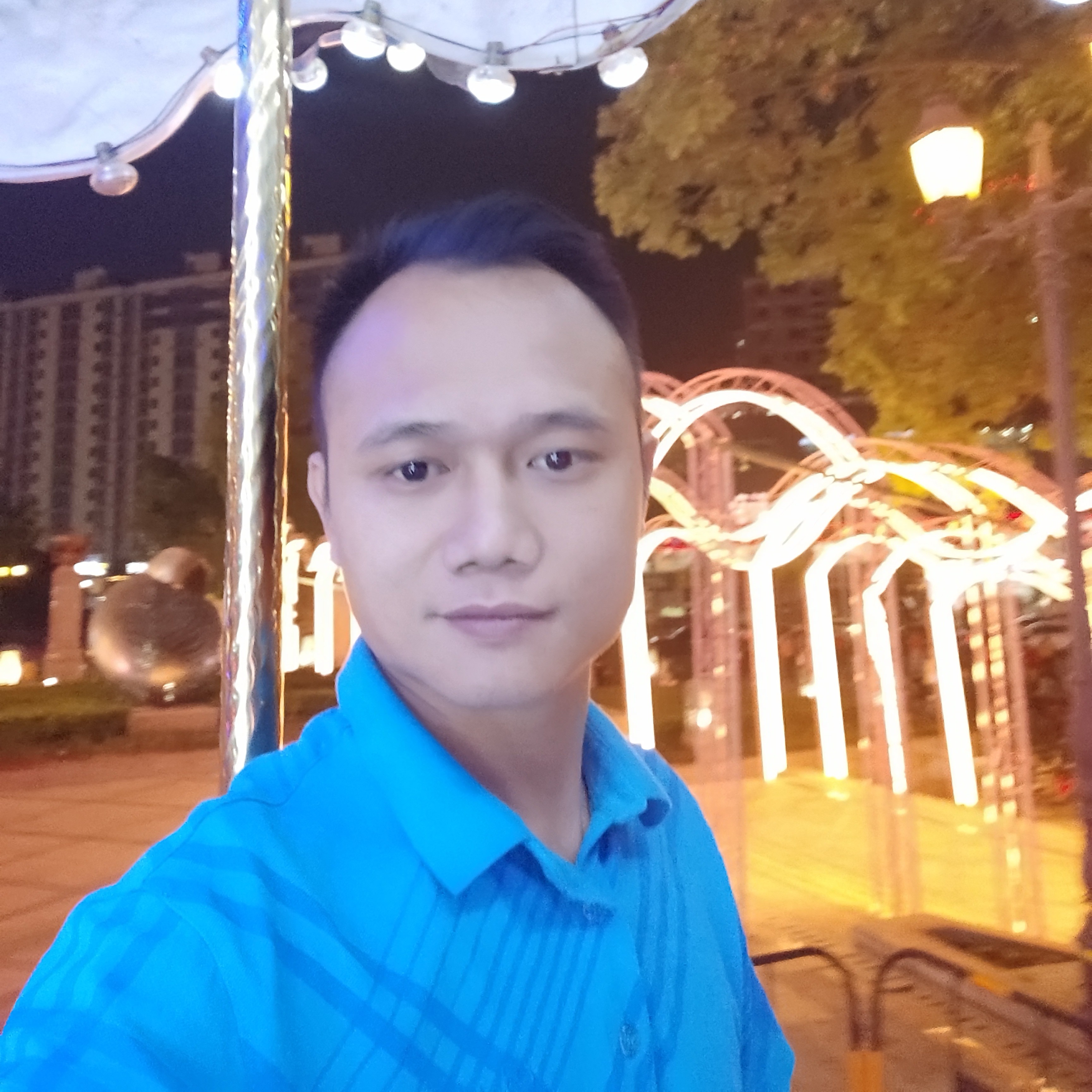 超短裙等待零碎的照片