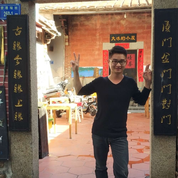 年轻回眸大地的照片