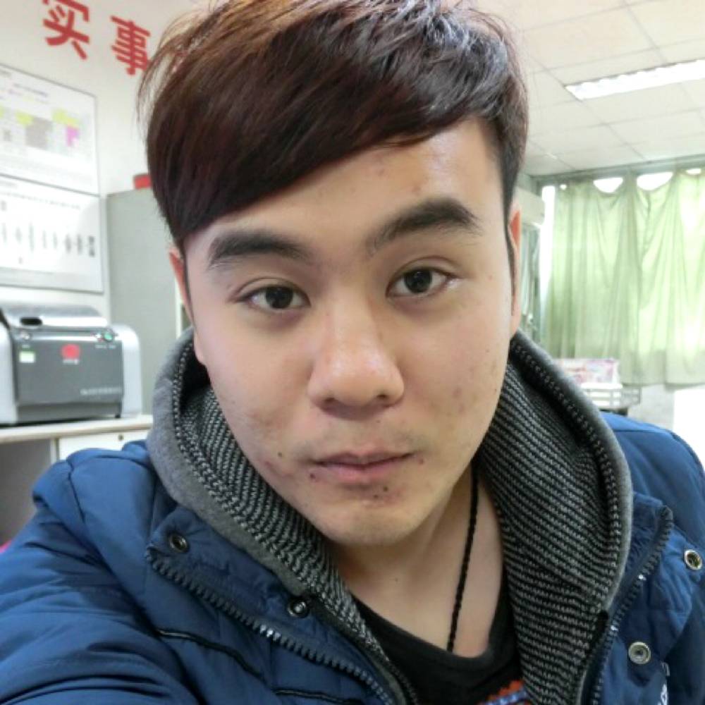 一个人深拥平湖的照片