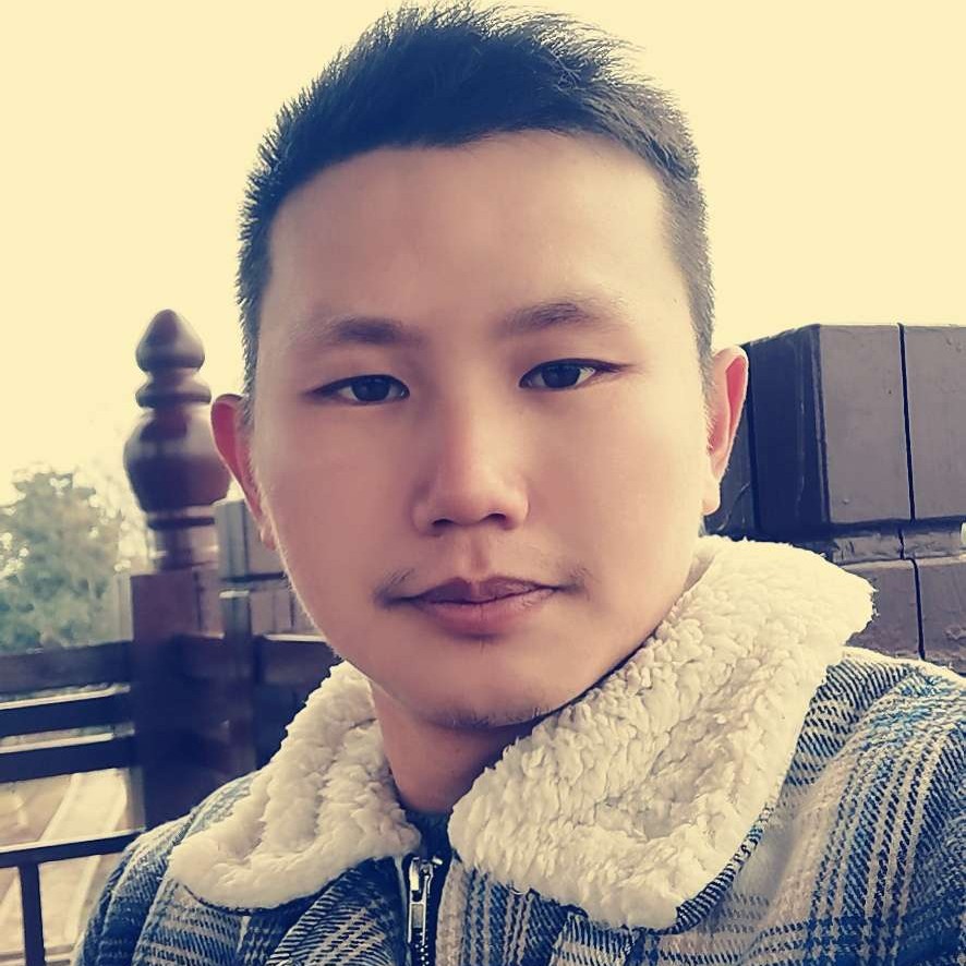 甜美等待柜子的照片