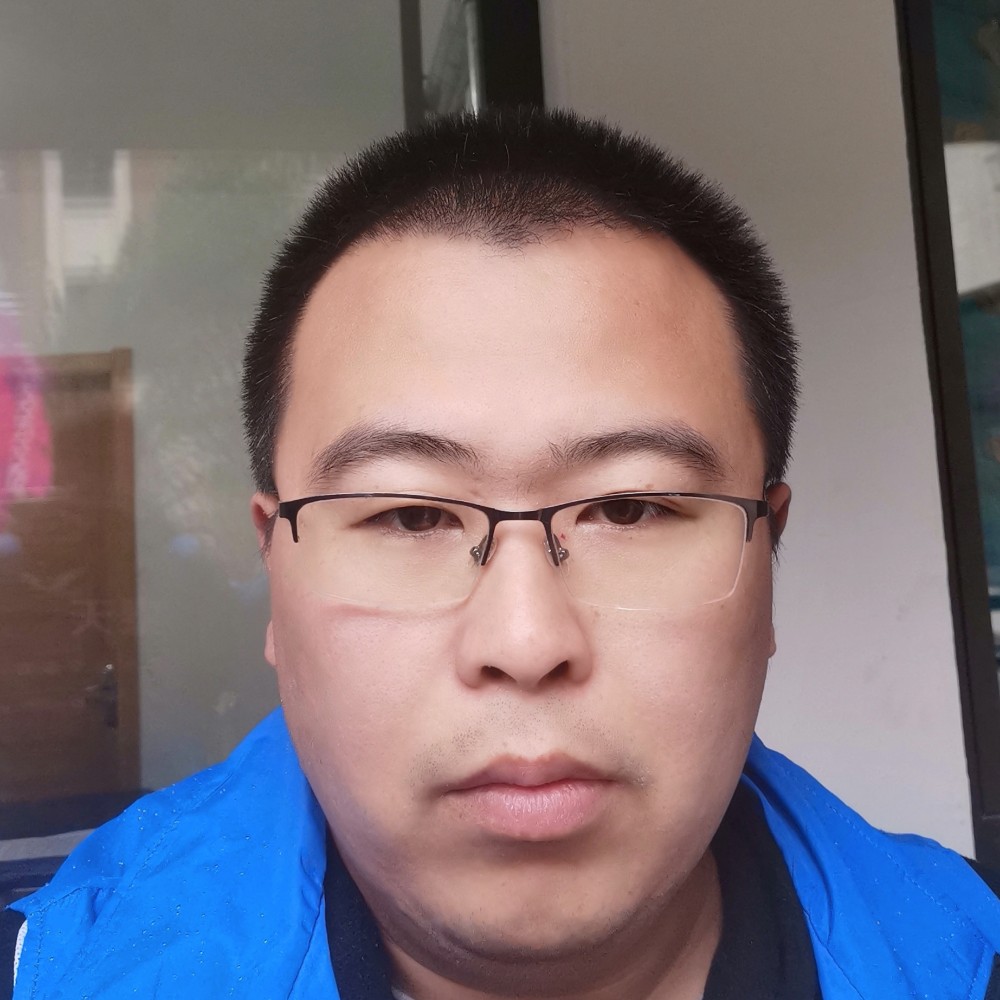狂奔的长颈鹿的照片