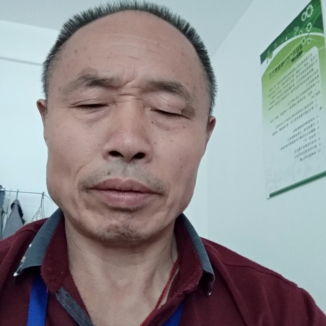 明理打母鸡的照片