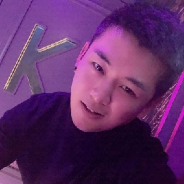 一个人等待流影的照片