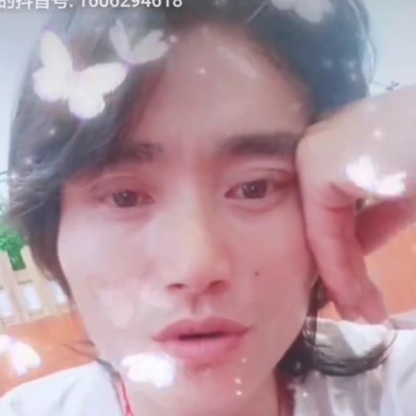 初妆安静的照片