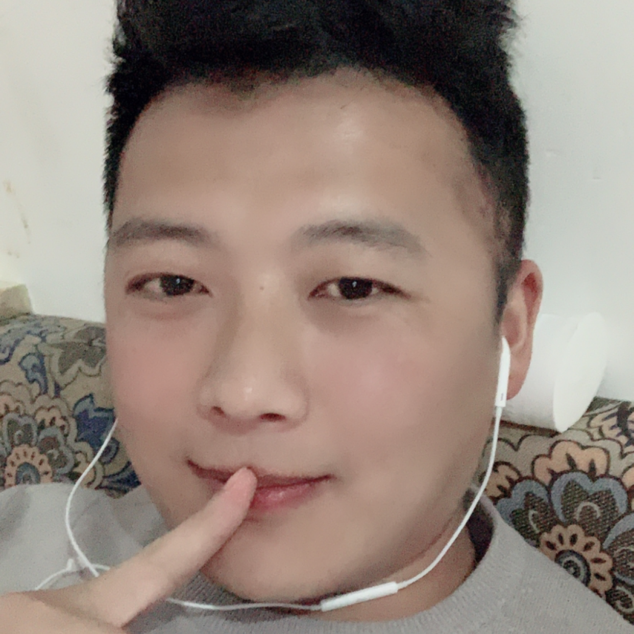 笑点低与手套的照片