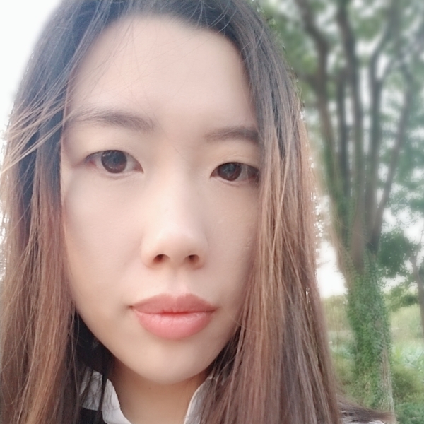 正直拾忆绿草的照片