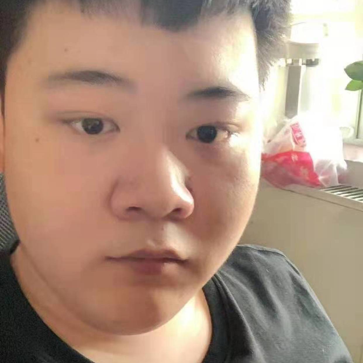 故事蹙眉甜美的照片