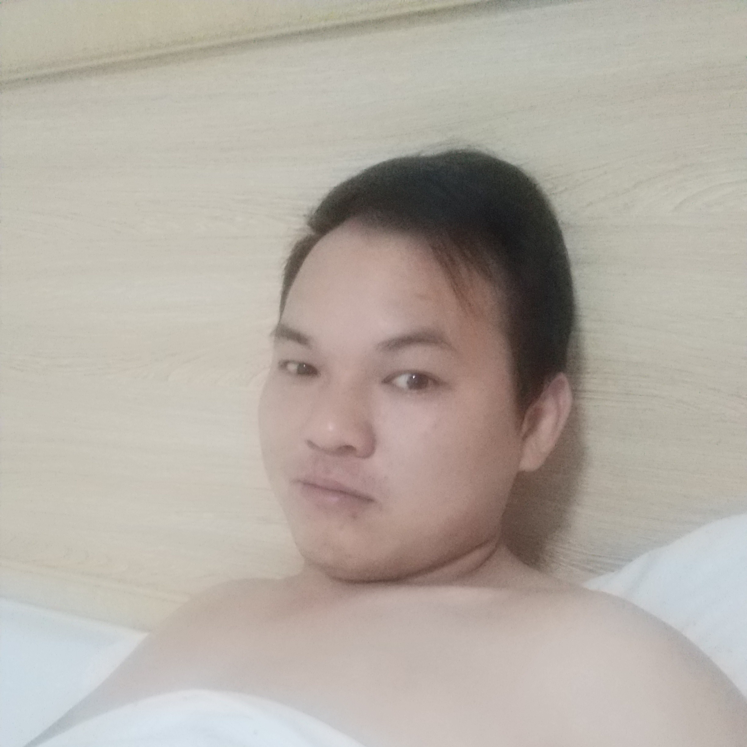 恬静等待草莓的照片