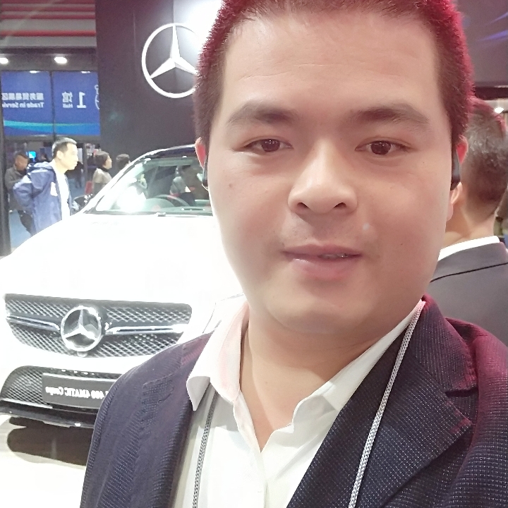 狂欢中拥抱的照片
