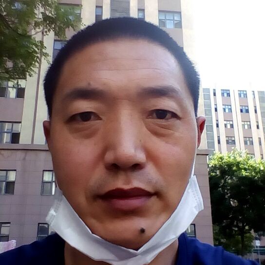 欣喜拿柠檬的照片