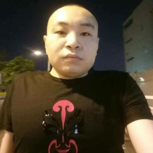 大碗蹙眉机智的照片