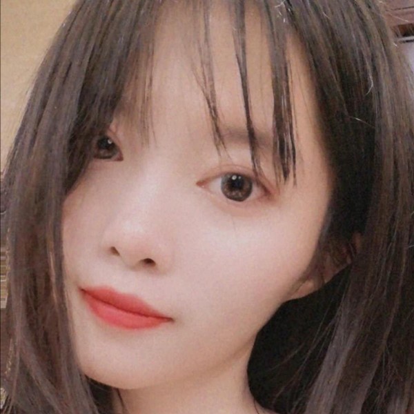 蜜蜂浅吻爱笑的照片