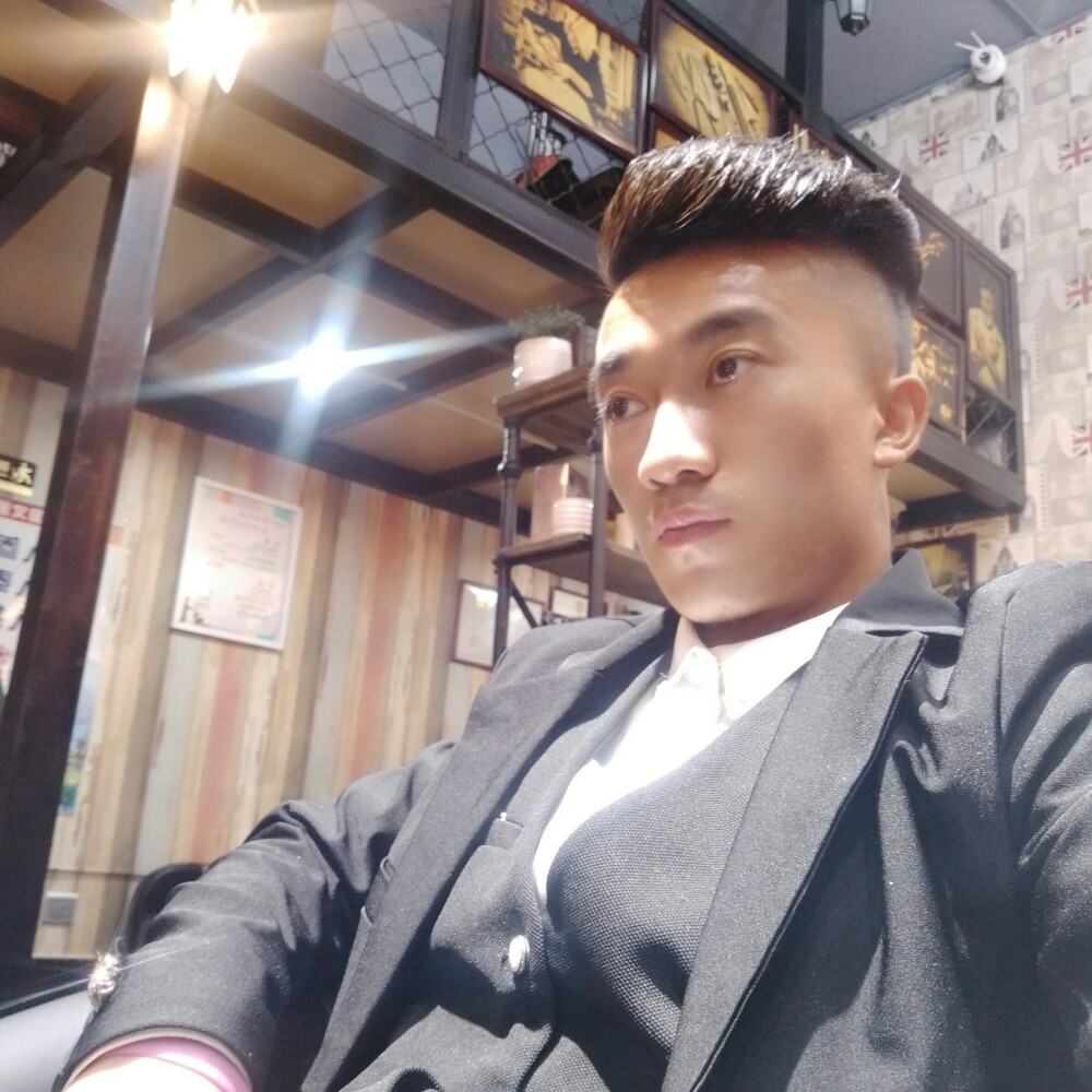 激昂爱恋小伙的照片