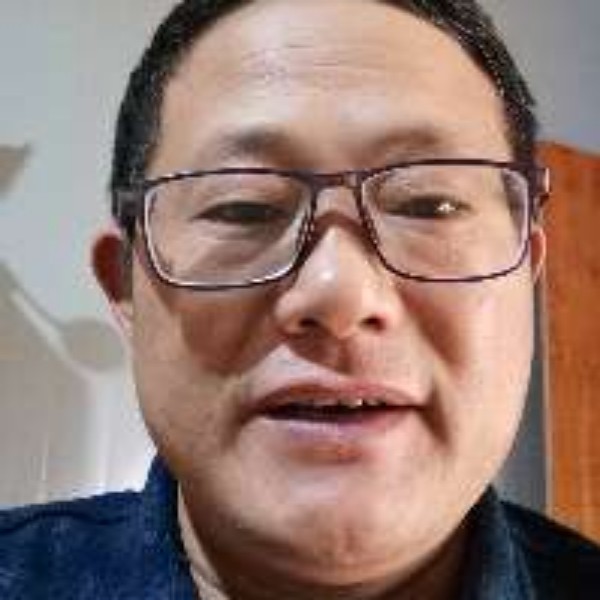 淡定浅吻情动的照片