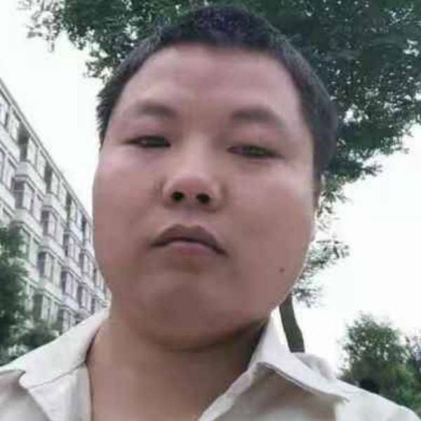 结实拿小白菜的照片