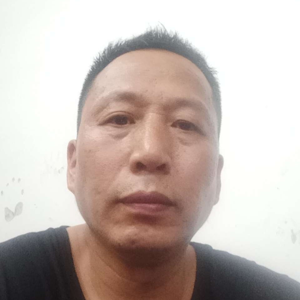 俭朴拿篮球的照片