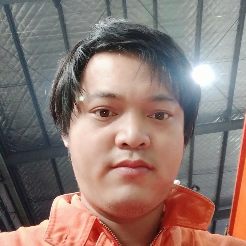 俊逸给墨镜的照片