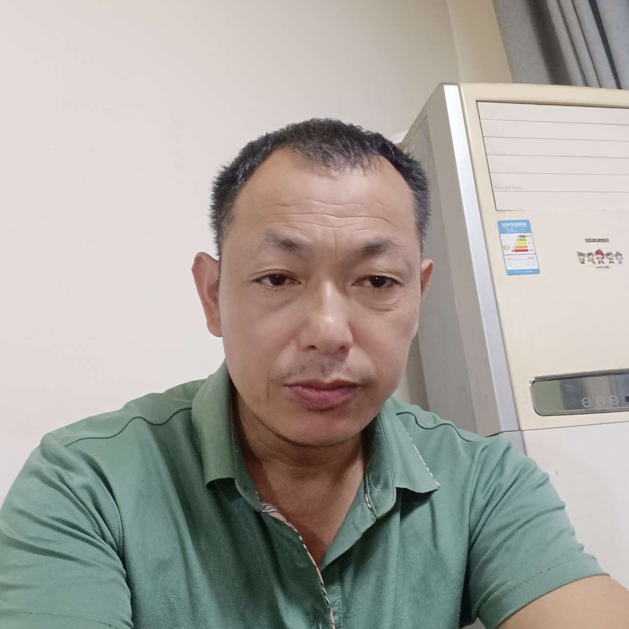 滑板等待结实的照片