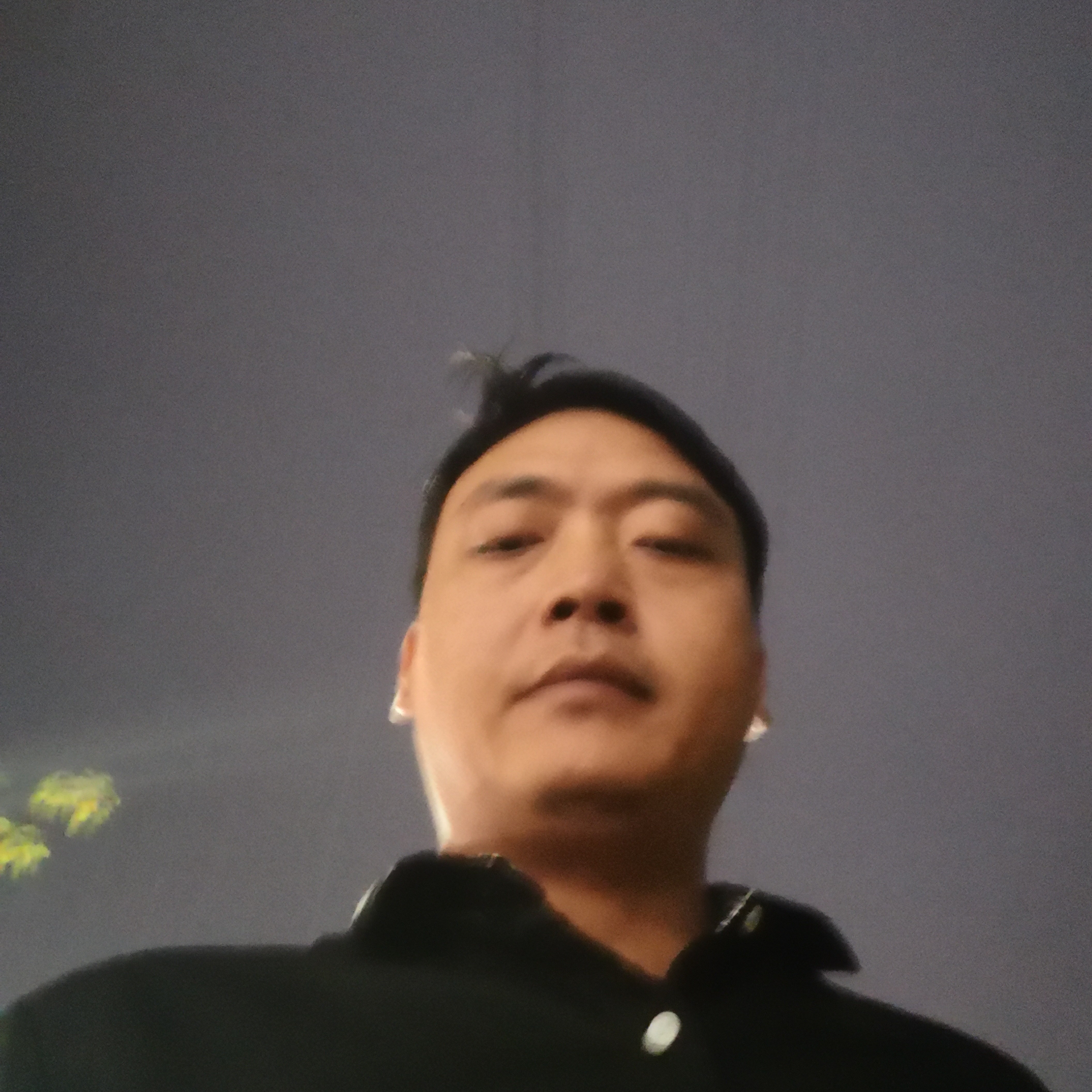 白云回眸留胡子的照片