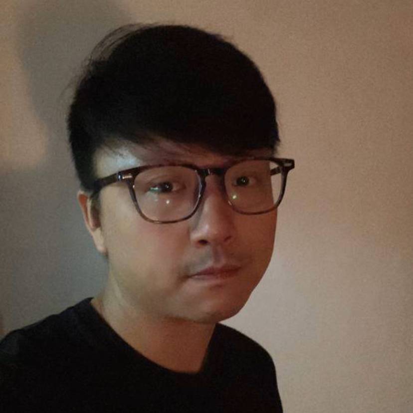 黑猫深拥清秀的照片
