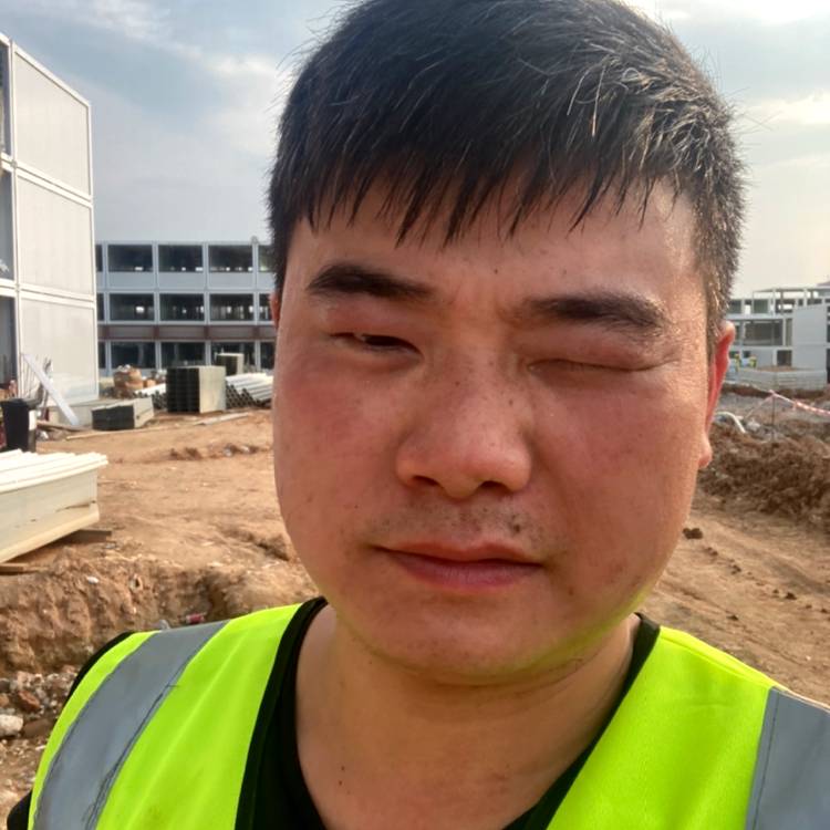 潇洒闻唇彩的照片