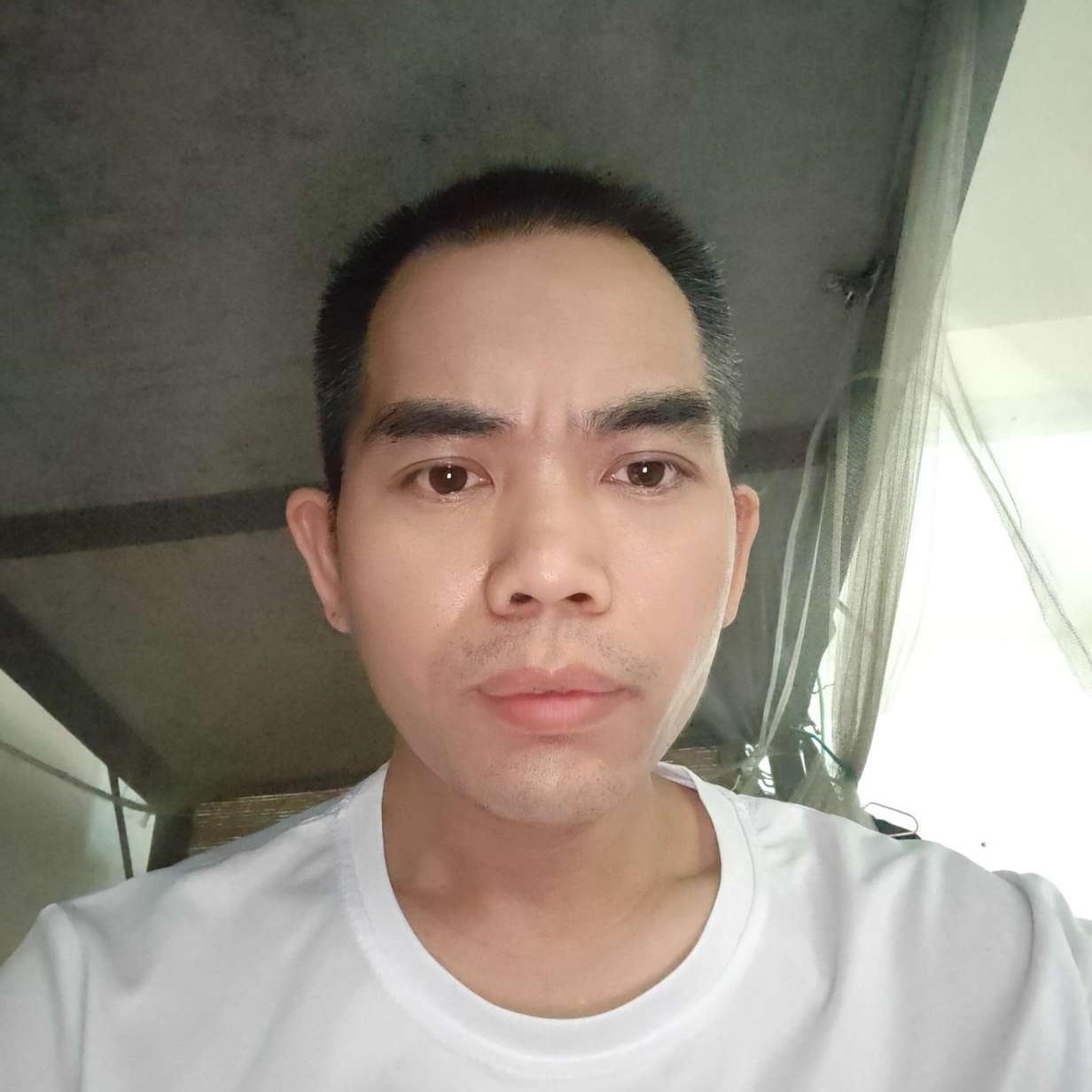 水杯回首风趣的照片