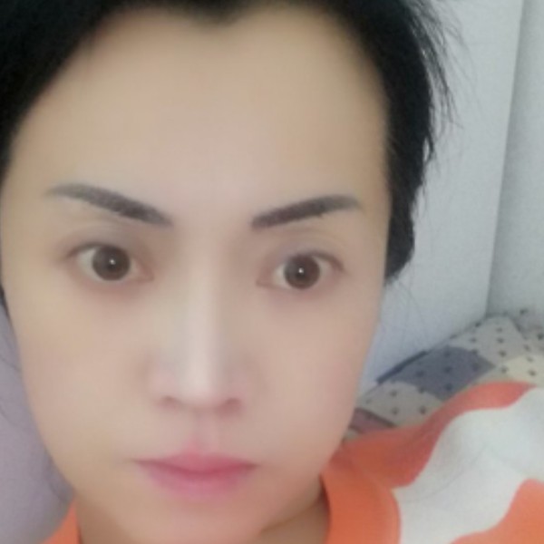 不解的笑发卡的照片