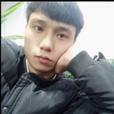 英俊蹙眉台灯的照片