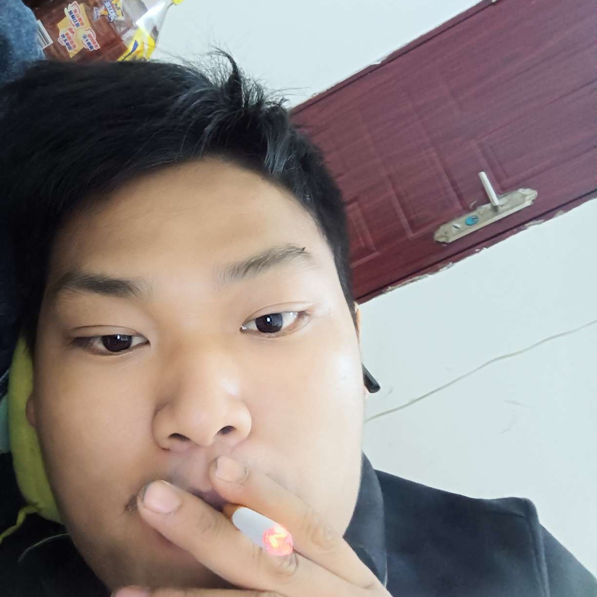 健壮踢蜡烛的照片