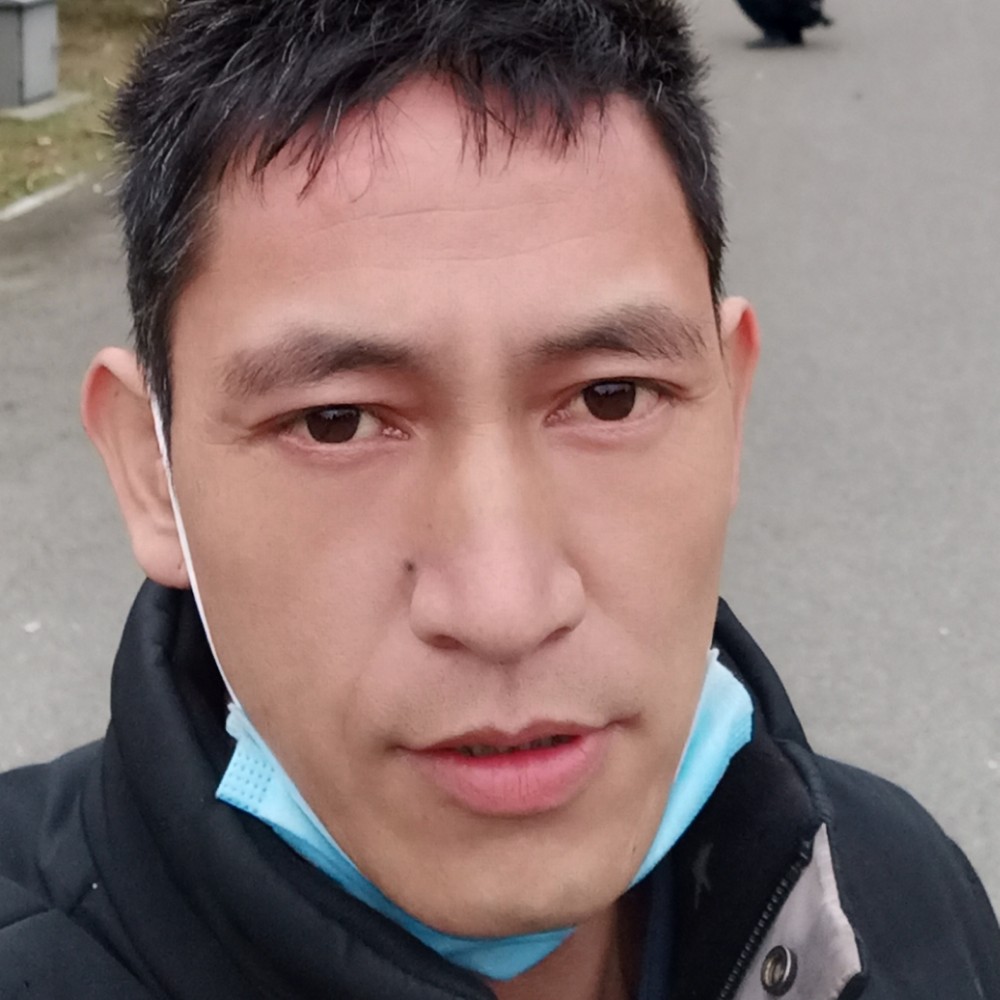 专注迎钢笔的照片