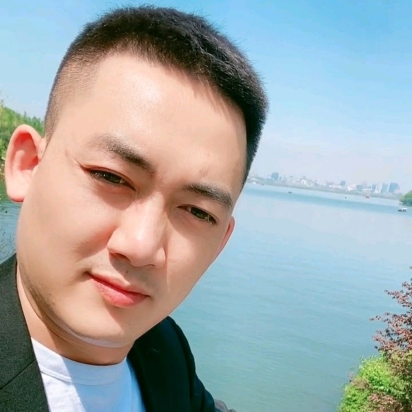 大意深拥水影的照片