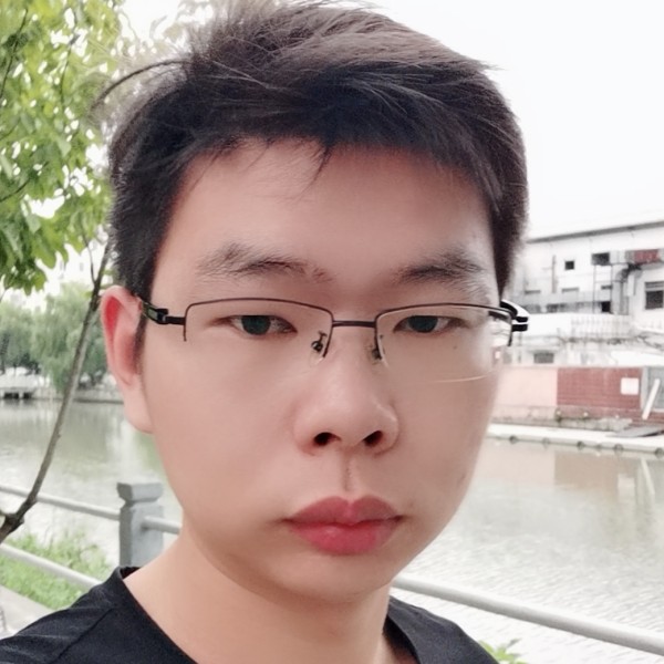 搬砖的小伙子的照片