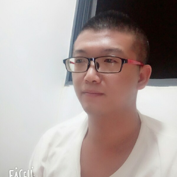 微笑浅吻的照片