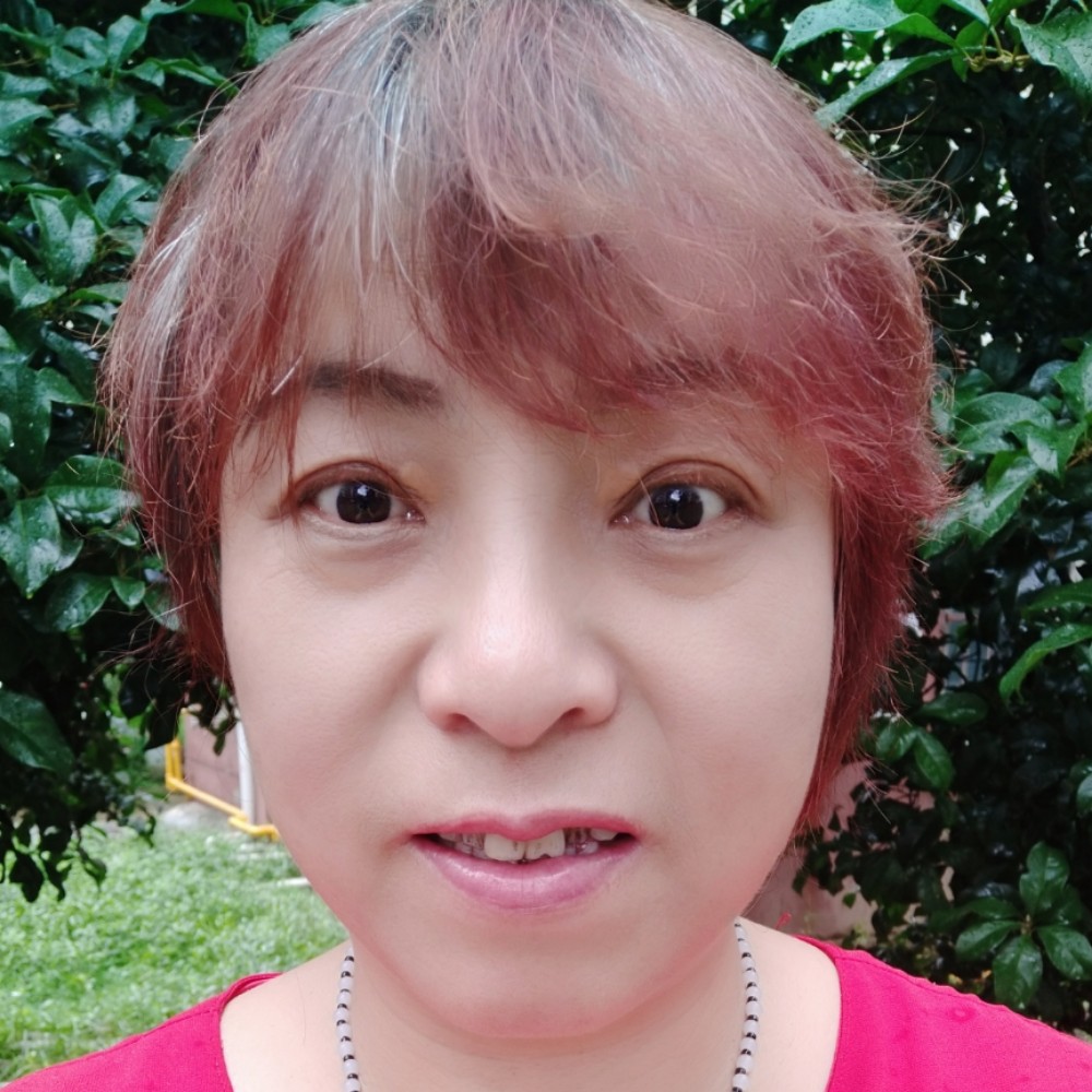 海棠树下的照片