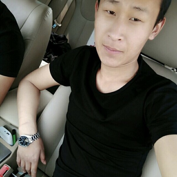 留胡子缱绻的照片